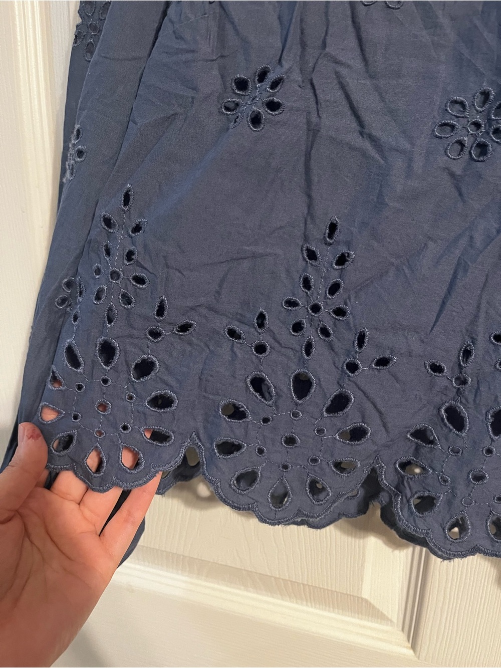 American Eagle Outfitters | Navy Eyelet Cropped Blouse - Sz Medium - Picture 4 of 9